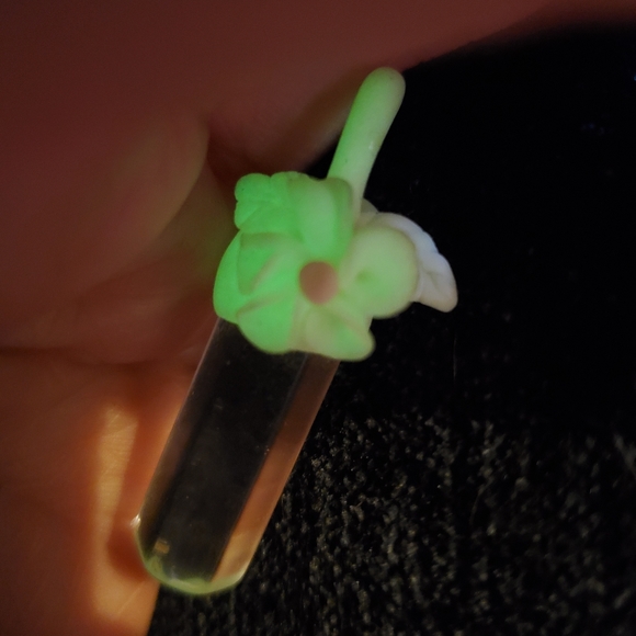 Glow in the dark crystal floral pendant - Picture 4 of 6